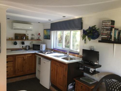 Finca el Rio, The Studio self catering with pool and hydrotherapy jacuzzi set in beautiful gardens, in Guaro