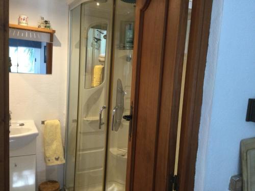 Finca el Rio, The Studio self catering with pool and hydrotherapy jacuzzi set in beautiful gardens, in Guaro