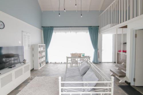 2 queen beds, 1 sofa bed