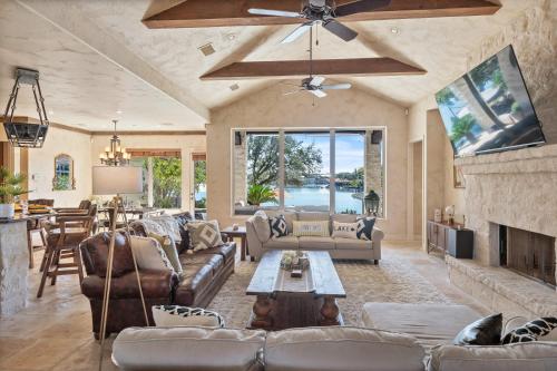 Stunning Lakefront Retreat Pool Boat Lift Spectacular Views in Horseshoe Bay (TX)