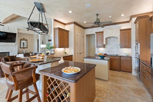 Stunning Lakefront Retreat Pool Boat Lift Spectacular Views in Horseshoe Bay (TX)