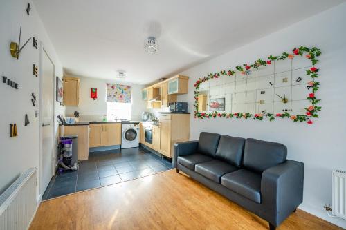 *RA27R* For your most relaxed & Cosy stay + Free Parking + Free Fast WiFi * in Bramley
