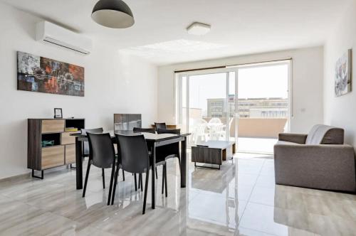 F12 Room 1, Private Room two single beds shared bathroom in shared Flat, Msida