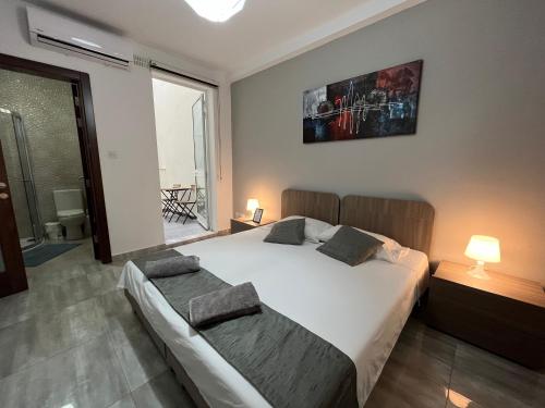 F7 Room 1, Private Double room with private bathroom in shared Flat, Msida (Foto 8)