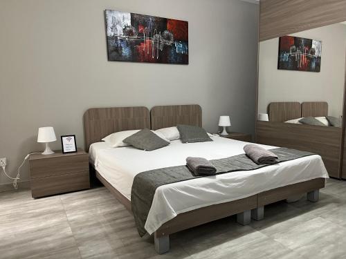 F7 Room 1, Private Double room with private bathroom in shared Flat, Msida