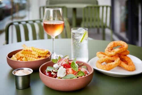 Moxy Sydney Airport - image 9