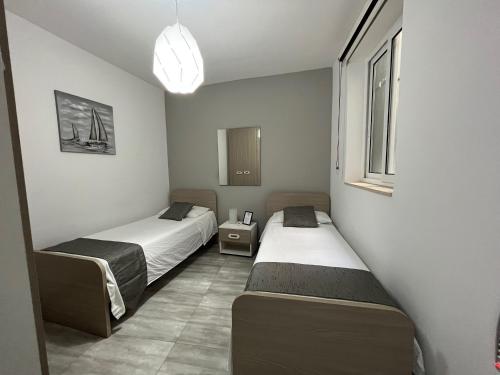 F7 Room 2, Private Bedroom two single beds shared bathroom in shared Flat, Msida