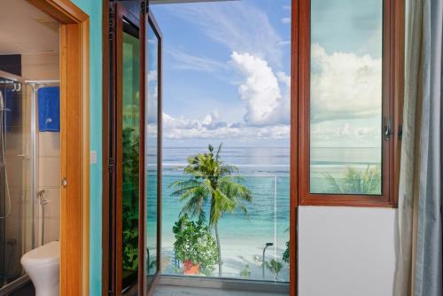 Deluxe Double Room with Sea View (Free Return Airport Transfer and 10% off on Food & Beverage) image 9