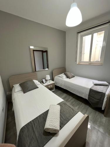 F8 Room 2, Private Room two single beds shared bathroom in shared Flat, Msida (foto 7)