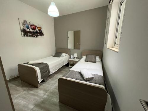 F8 Room 2, Private Room two single beds shared bathroom in shared Flat, Msida (foto 8)