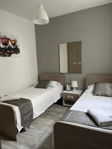 F8 Room 2, Private Room two single beds shared bathroom in shared Flat, Msida (foto 9)