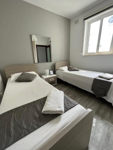 Säng, F9-2 Room 2 single beds shared bathroom in shared Flat in Msida