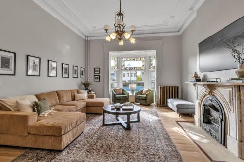 . Spacious Second Empire Suite at the Platt Mansion