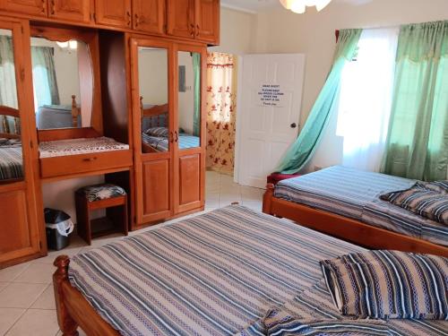 JGs Tropical Apartments in Crown Point