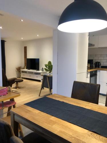 Modernes 2,5 Zimmer Apartment in Eppelborn, privater Eingang, eigener Parkplatz und Terrasse, Deine Ferienwohnung in Eppelborn mitten im Herzen des Saarlandes