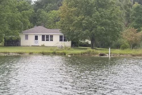 Campau Lake Sunshine cottage