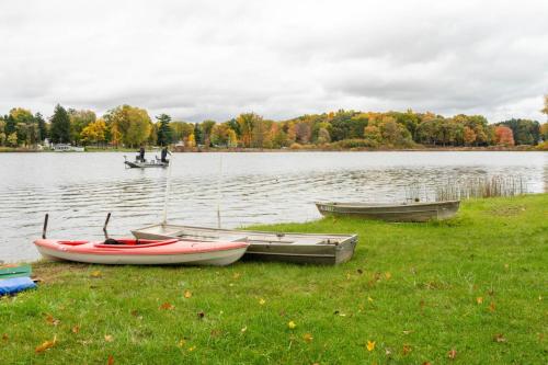 Campau Lake Sunshine cottage