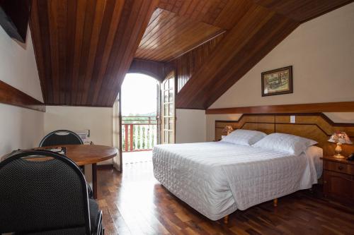Deluxe Double Room with Balcony image 2