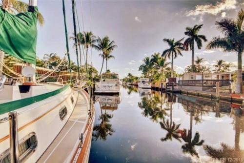 Waterfront Escape - Private Dock and Spa in Fort Lauderdale, USA