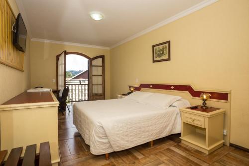 Deluxe Double Room with Balcony image 3