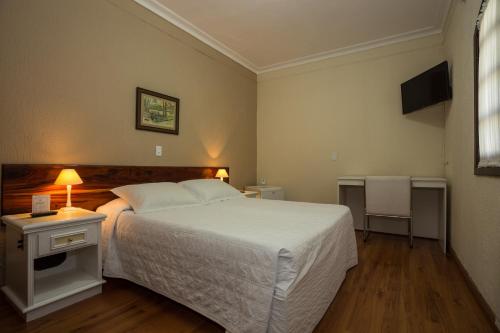Standard Double Room image 6