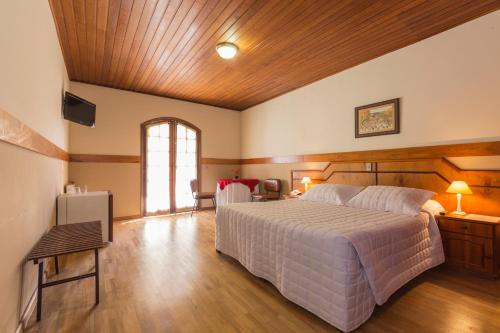 Deluxe Triple Room with Balcony image 7