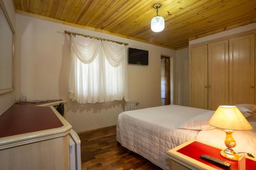 Standard Double Room image 5