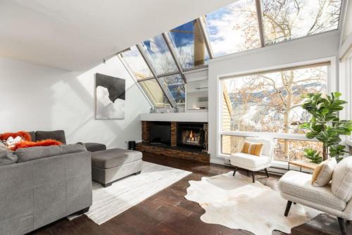 Epic Vail Views, Pet Friendly 3BD with Hot Tub in Vail, USA