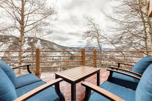 Epic Vail Views, Pet Friendly 3BD with Hot Tub in Vail, USA