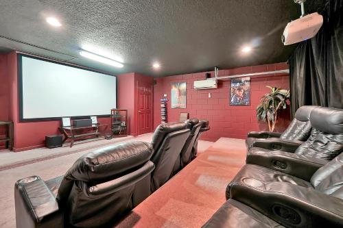 Pixar Movie Playhouse - 4 bed family pool home in Davenport, USA