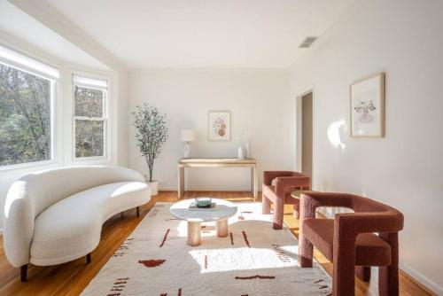 Private, Serene Mt Lookout 5B Retreat with Garage, EV Charging in Cincinnati, USA