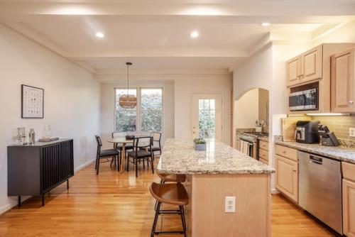 Private, Serene Mt Lookout 5B Retreat with Garage, EV Charging in Cincinnati, USA