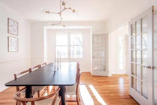 Private, Serene Mt Lookout 5B Retreat with Garage, EV Charging in Cincinnati, USA