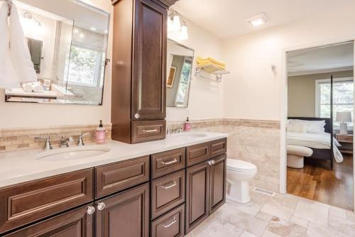 Private, Serene Mt Lookout 5B Retreat with Garage, EV Charging in Cincinnati, USA