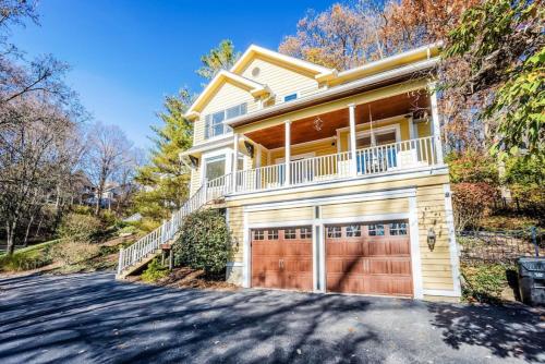 Private, Serene Mt Lookout 5B Retreat with Garage, EV Charging in Cincinnati, USA