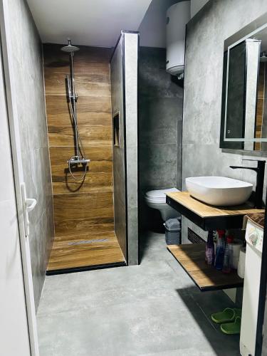 ห้องน้ำ, SA Apartment in กินยีลาเน
