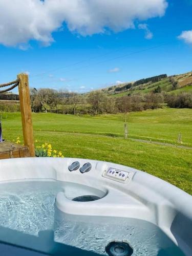 The Orient Express Shepherd's Hut with Hot Tub in Crai