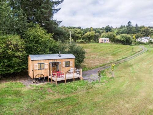 The Orient Express Shepherd's Hut with Hot Tub in Crai