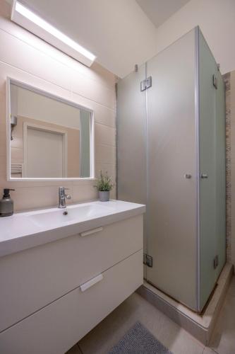 Central Grand Apartment with 5BEDRM 2BATHROOM - Tap to explore photos