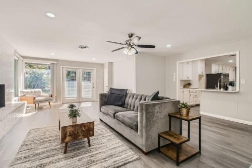 Convenient for long stays with 5BR Urban Retreat in Fort Worth, USA