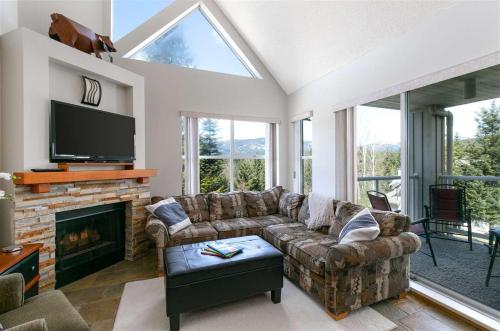 Bright 2 bedroom and loft suite in the Wildwood Lodge in Whistler, Canada
