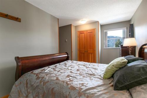 Bright 2 bedroom and loft suite in the Wildwood Lodge in Whistler, Canada