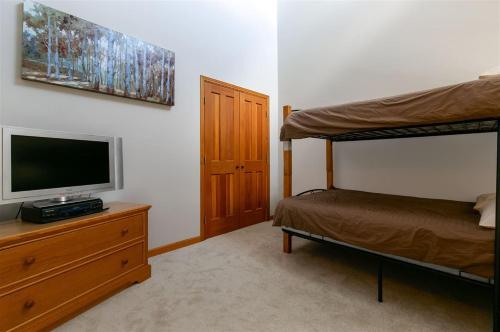 Bright 2 bedroom and loft suite in the Wildwood Lodge in Whistler, Canada