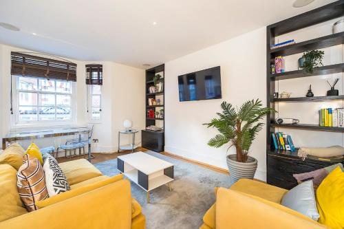 Duplex Flat with Terrace & AC near Oxford Street-GSP, Londra