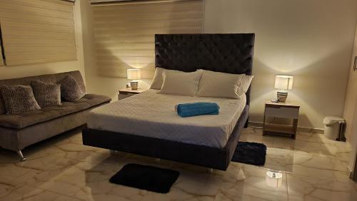 1 king bed, 1 sofa bed