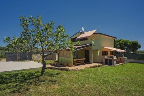 Ferienhaus mit Badminton- und Minifussballplatz