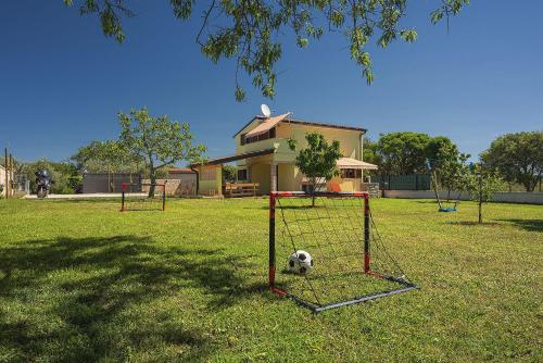 Ferienhaus mit Badminton- und Minifussballplatz