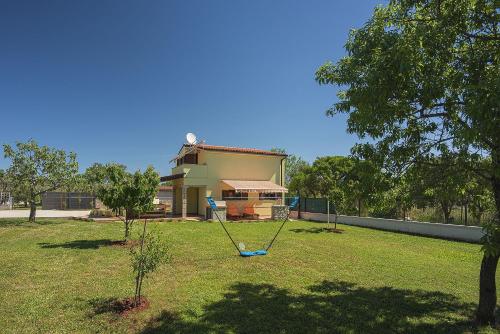 Ferienhaus mit Badminton- und Minifussballplatz