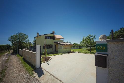 Ferienhaus mit Badminton- und Minifussballplatz