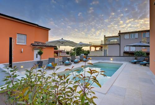 Top Villa mit privatem Pool, WLAN, Sonnenliegen, Terrasse und eigenem Grillbereich